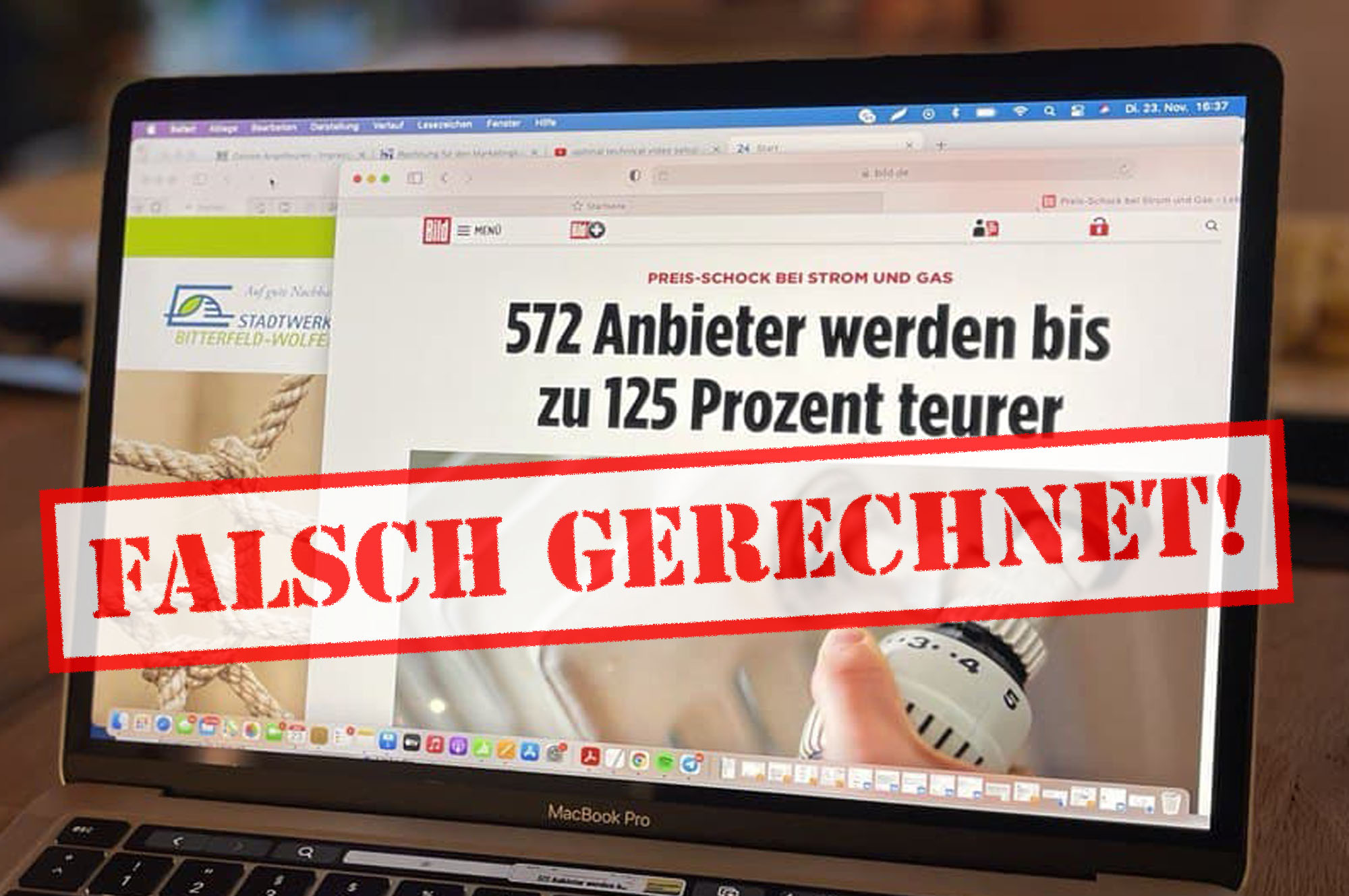 Auf dem Bildschirm eines Laptops erscheint ein Zeitungsartikel über eine Preiserhöhung der Energieversorger um bis zu 125 Prozent, mit der Aufschrift FALSCH GERECHNET! (Falsch berechnet) in roter Schrift auf dem Bildschirm.